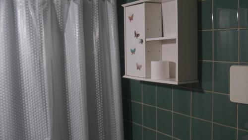 W łazience znajduje się prysznic z zasłoną prysznicową. w obiekcie Departamento en Palermo w BuenosAires