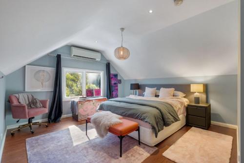 1 dormitorio con 1 cama, 1 silla y 1 ventana en Delamarele, en Medlow Bath