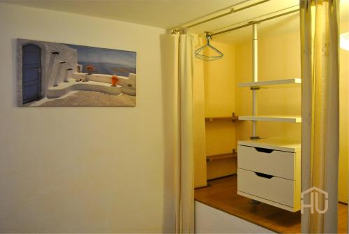 ブドーニにあるVilla Pietra Rossaの洗面台付きのバスルーム、壁に絵画