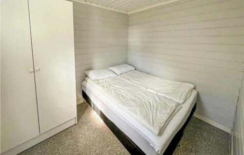 Postel nebo postele na pokoji v ubytování 1 Bedroom Nice Apartment In Vanse