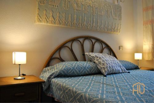 ブドーニにあるVilla Pietra Rossaのベッド1台(青い掛け布団、枕2つ付)