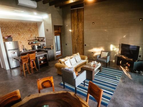 ein Wohnzimmer mit Sofa und Tisch in der Unterkunft Casa Pelicano in Puerto Escondido