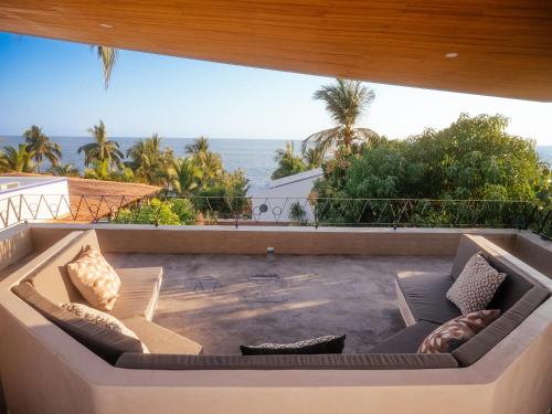 ein Wohnzimmer mit Meerblick in der Unterkunft Casa Pelicano in Puerto Escondido