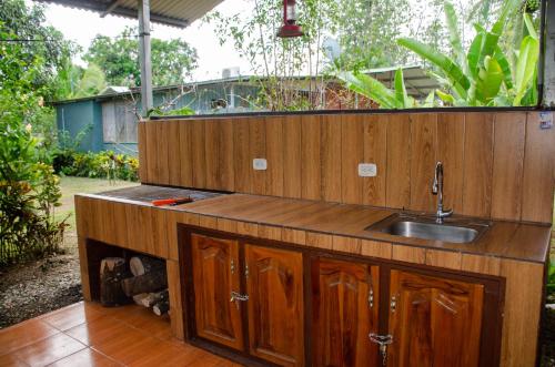 a wooden counter with a sink in a garden at Hospedaje y alojamiento Cabañas Don Beto in La Palma