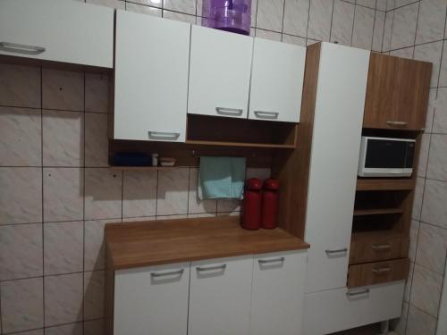 Køkken eller tekøkken på Acomodação Pai eterno