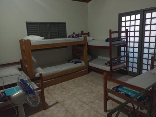 En eller flere senge i et værelse på Acomodação Pai eterno