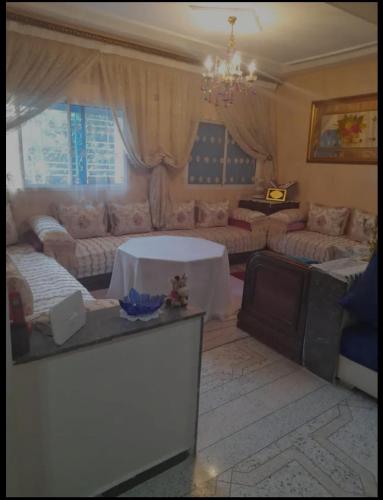 Narjis hay ryad fes في فاس: غرفة معيشة مع أريكة وطاولة