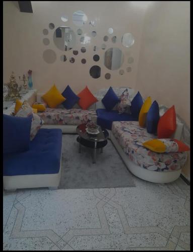ein Wohnzimmer mit 2 Sofas und einem Tisch in der Unterkunft Narjis hay ryad fes in Fès