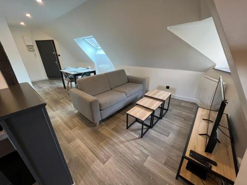 una sala de estar con un sofá y una mesa en LE VIEUX LAVAL, en Laval