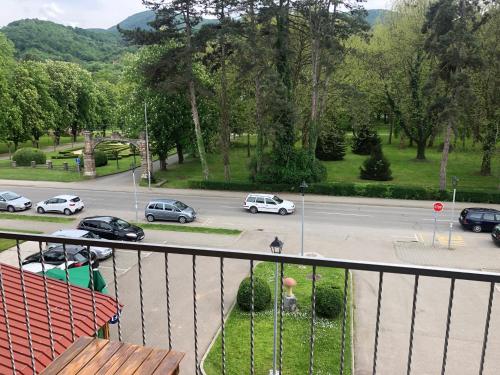 een uitzicht op een parkeerplaats met auto's op de weg bij Koviljača park in Banja Koviljača