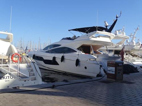 un par de barcos blancos estacionados en un puerto deportivo en Studio Rénové en Rez de Jardin Climatisé en Cannes