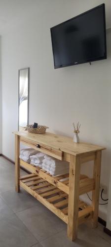 una mesa de madera con una TV encima. en Departamento monoambiente Barrio Martin en Rosario