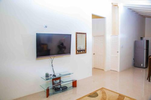 Μια τηλεόραση ή/και κέντρο ψυχαγωγίας στο Villas in Draxhall, Pool, Gym, Tennis, Kids Playground