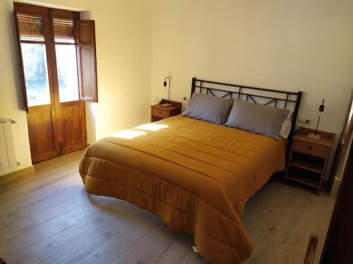 1 dormitorio con 1 cama grande en una habitación en Vivienda turística Ca Lola, en Vilafamés