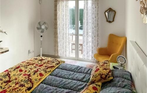 une chambre avec un lit, une chaise et une fenêtre dans l'établissement Stunning Home In Maussane-Les-Alpilles, à Maussane-les-Alpilles