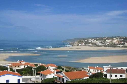 Fotografie z fotogalerie ubytování Ocean, surf, Golf private villa with pool near lagoon v destinaci Casal do Narcizo