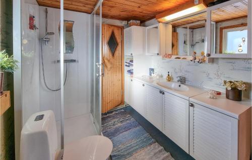 Koupelna v ubytování 3 Bedroom Stunning Home In Kllekrr