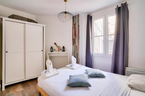 une chambre avec un lit avec deux oreillers dessus dans l'établissement Notre Dame de Nazareth, à Paris