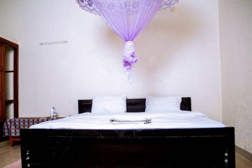Postel nebo postele na pokoji v ubytování TRIPLE GUEST HOUSE