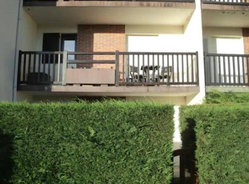 d'un balcon avec une table et des chaises. dans l'établissement 2 pièces ensoleillé accès direct plage, à Cabourg