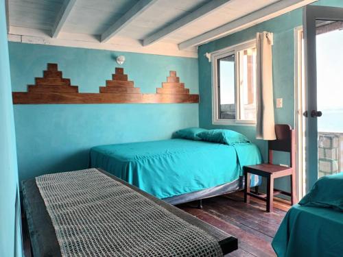 - une chambre avec 2 lits et une fenêtre dans l'établissement Posada Don Julio, à Flores
