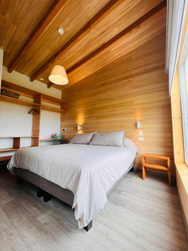 Postel nebo postele na pokoji v ubytování Ave Lodge Frutillar