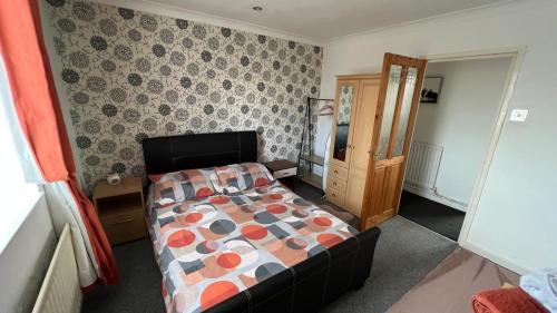 ein Schlafzimmer mit einem Bett und einer Kommode in der Unterkunft Lovely One-Bedroom Condo With Indoor Fireplace in Sunderland