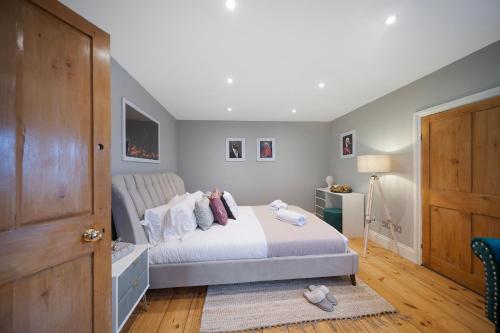 a bedroom with a bed with towels on it at 4 bedroom home with Garden, Game room, Parking- Esho Stays in Gloucester