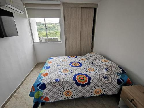 - une chambre avec un lit doté d'une couette dans l'établissement APARATAMENTO DE DESCANSO EN GIRARDOT, à Girardot