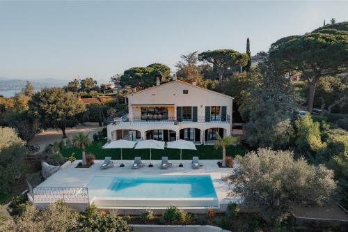 eine Luftansicht eines Hauses mit Pool in der Unterkunft Villa Joia in Saint-Tropez