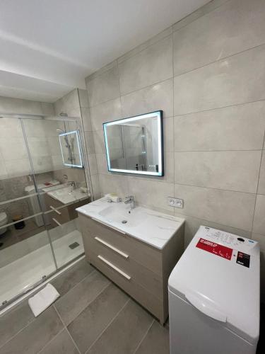 une salle de bain avec un lavabo, une douche et des toilettes dans l'établissement Modern and pleasant apartment in the heart of the city, à Cannes