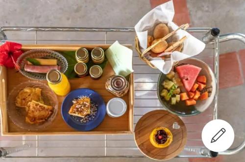 a table with a tray of food and a basket of food at JasmiManga Pousada in Caruaru