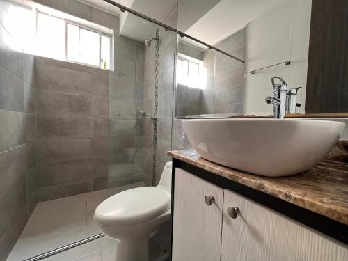 a bathroom with a sink and a toilet at Super apartamento en club residencial in Pereira