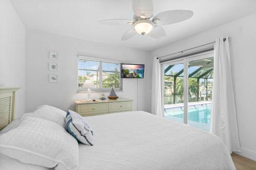 Ένα ή περισσότερα κρεβάτια σε δωμάτιο στο Grove Marco 3BR Waterfront Home Heated Pool & Dock