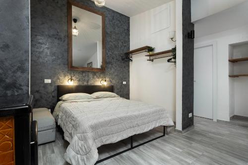 奧溫多利的住宿－Loft Deluxe Magnolia - Ovindoli，卧室配有一张床,墙上设有镜子