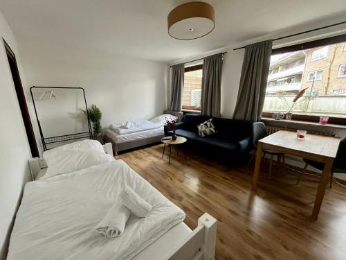 - une chambre avec un lit et un salon dans l'établissement Apartment mit großer Terrasse, à Neumünster