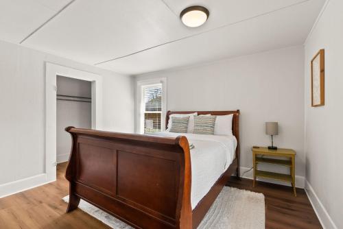 - une chambre avec un lit et une fenêtre dans l'établissement 2-Bedroom Bungaloo nestled close to Urban Centers, à Vancouver