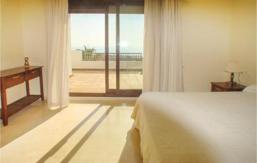 アルカイデサにあるNice Apartment In Lnea De La Concepcin With 3 Bedrooms, Wifi And Outdoor Swimming Poolのベッドルーム1室(ベッド1台付)が備わります。バルコニーの景色を望めます。