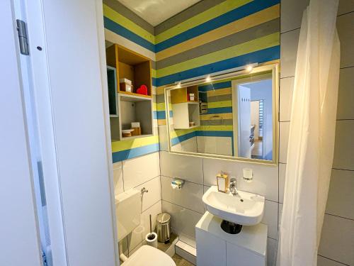 a bathroom with a sink and a toilet at Landhaus beim Knoops Park in Bremen