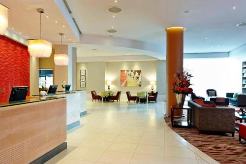 eine Lobby eines Krankenhauses mit Wartebereich und Stühlen in der Unterkunft London Twickenham Stadium Hotel, a member of Radisson Individuals in Twickenham