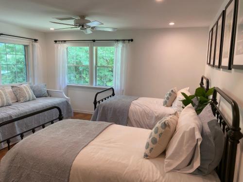 En eller flere senge i et værelse på Ohia Kona Estates - An All Suites B&B