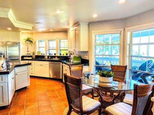 Køkken eller tekøkken på Ohia Kona Estates - An All Suites B&B