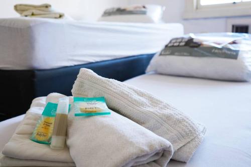 阿雷格里港的住宿－Apartamento Tudo novinho prox Bourbon，床上一双毛巾和牙刷