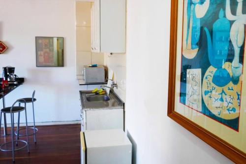 阿雷格里港的住宿－Apartamento Tudo novinho prox Bourbon，一个带水槽和柜台的小厨房