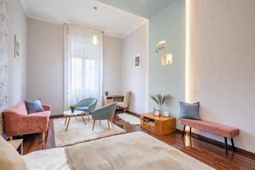 una sala de estar con una cama y un sofá en Basilica View Apartment, en Budapest