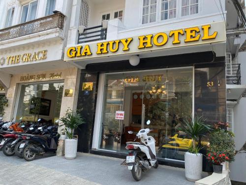 un grupo de motocicletas estacionadas frente a una tienda en Glory Gia Huy Hotel, en Da Lat