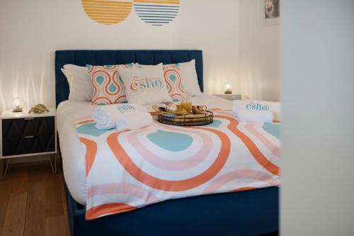 1 dormitorio con 1 cama con colcha colorida en Lovely little house, free on street parking, Smart TV, WiFi en Gloucester