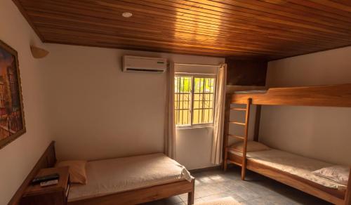 Uma ou mais camas em beliche em um quarto em Hotel Posada Los Delfines