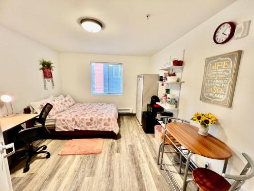 um quarto com uma cama, uma secretária e uma mesa em Apartment in University District- Micro Studio em Seattle