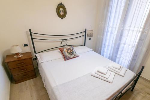 Posteľ alebo postele v izbe v ubytovaní Corallo holiday house Acitrezza